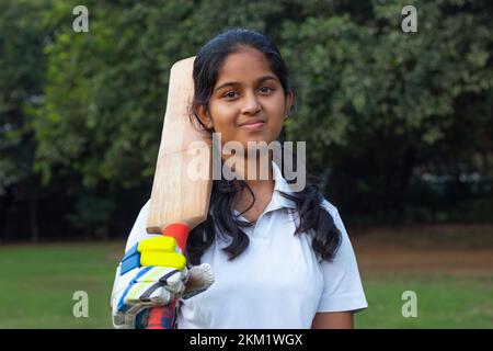 Portrait d'Un cricketer féminin tenant Un Cracket Bat Banque D'Images