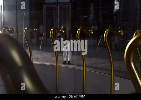 Echo installation d'art moderne par Alberto Garutti, sur la Piazza Gae Aulenti, à Milan - Lombardie Italie - novembre 2022 Banque D'Images