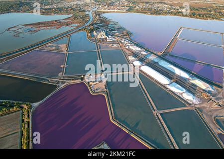 Vue aérienne du magnifique lac rose et de la production de sel de la Camargue en face du village d'Aigues mortes Banque D'Images