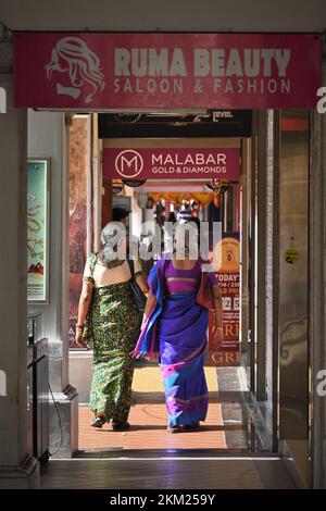 Femmes indiennes avec saree colorée marchant dans les rues du quartier de Little India à Singapour Banque D'Images