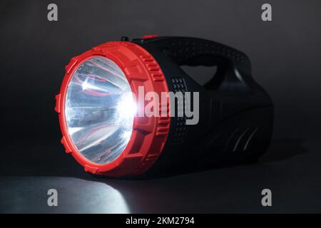 Deux flashlights brillent sur un arrière-plan noir pour le texte Banque D'Images