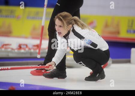 La skipper suisse Silvana Tirinzoni dans le match pour la médaille d'or féminin entre le Danemark et la Suisse aux Championnats d'Europe de curling qui se sont déroulés à Ost Banque D'Images