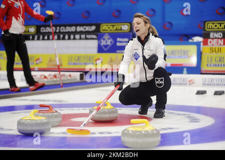 La skipper suisse Silvana Tirinzoni dans le match pour la médaille d'or féminin entre le Danemark et la Suisse aux Championnats d'Europe de curling qui se sont déroulés à Ost Banque D'Images