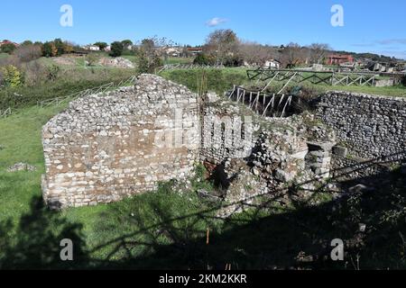 Passo di Mirabella - Ruderi delle mura di cinta di Aeclanum dal vialetto perimetrale Banque D'Images