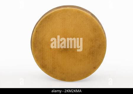 Fromage isolé avec texture dans sa croûte. Banque D'Images