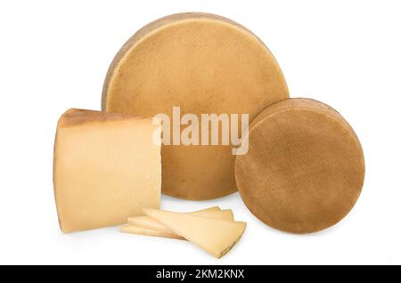 Deux fromages texturés dans leurs rinds avec un coin et quelques tranches. Banque D'Images