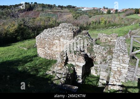 Passo di Mirabella - Ruderi delle mura di cinta di Aeclanum Banque D'Images