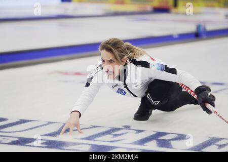 La skipper suisse Silvana Tirinzoni dans le match pour la médaille d'or féminin entre le Danemark et la Suisse aux Championnats d'Europe de curling qui se sont déroulés à Ost Banque D'Images