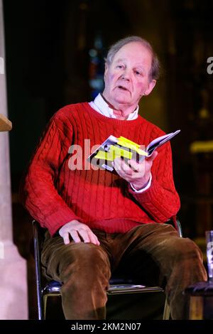 Hay Festival Winter Weekend, Hay on Wye, Powys, pays de Galles, Royaume-Uni – Samedi 26th novembre 2022 – Michael Morpurgo lit dans son livre War Horse lors d'un événement pour célébrer son anniversaire de publication de 40th ( publié pour la première fois en 1982 ) - photo Steven May / Alamy Live News Banque D'Images