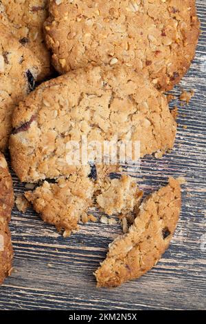 biscuits d'avoine avec adjonction de fruits secs et de divers types de noix, y compris les arachides, biscuits d'avoine de blé avec arachides Banque D'Images