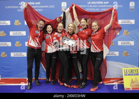 Ostersund, Suède. 26th novembre 2022. ÖSTERSUND 20221126 l'entraîneur danois Ulrik Schmidt, Jasmin Lander, Mathilde Halse, skipper Madeleine Dupont, My Larsen et Denise Dupont fêtent après avoir remporté le peloteur et remporté la finale du championnat d'Europe de curling féminin entre le Danemark et la Suisse à l'Östersund Arena samedi. Photo: Mts Andersson / TT / code 62210 crédit: TT News Agency/Alay Live News Banque D'Images