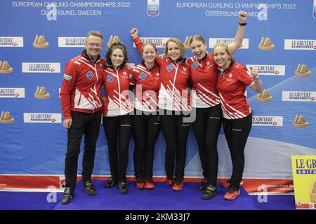 Östersund 20221126 l'entraîneur danois Ulrik Schmidt, Jasmin Lander, Mathilde Halse, le skipper Madeleine Dupont, My Larsen et Denise Dupont célèbrent après Banque D'Images