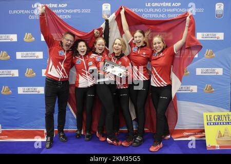 Östersund 20221126 l'entraîneur danois Ulrik Schmidt, Jasmin Lander, Mathilde Halse, le skipper Madeleine Dupont, My Larsen et Denise Dupont célèbrent après Banque D'Images