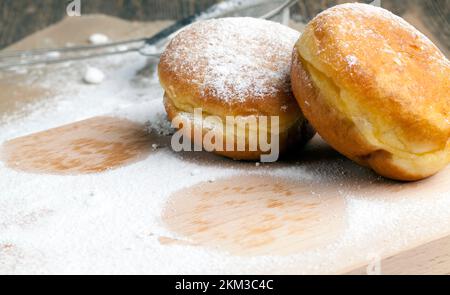 Frits dans l'huile berlinoise beignes avec farce, dessert de délicieux et doux beignes avec farce Banque D'Images