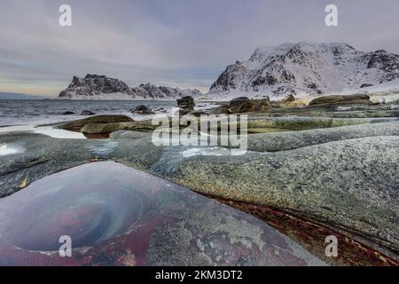 Les yeux du dragon, dans la magnifique et incroyable plage d'Uttakleiv. Îles Lofoten en Norvège, paysage d'hiver. Destination du voyage. Banque D'Images