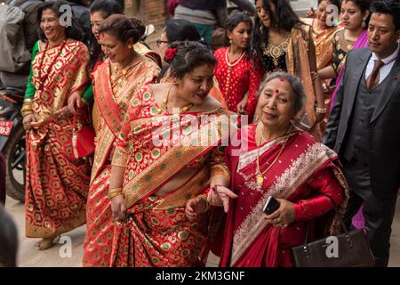 Katmandou, Népal- avril 20,2020 : le cortège de mariage traverse les rues de la place Patan Durbar avec de la musique de cuivre et des gens habillés Banque D'Images