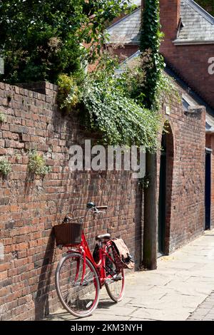 Vélo appuyé contre le mur dans Church Street, Hereford, Herefordshire Banque D'Images