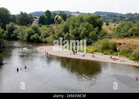 Les gens qui profitent du plein air au bord de la rivière Wye le jour le plus chaud jamais enregistré, 19 juillet 2022, Bredwardine, Herefordshire Banque D'Images