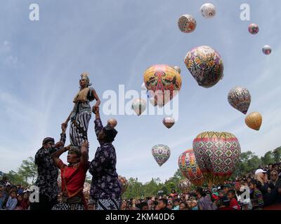 Les danseurs Lengger de Wonosobo Regency, Central Java, Indonésie dansent sur fond de ballons à air chaud Banque D'Images