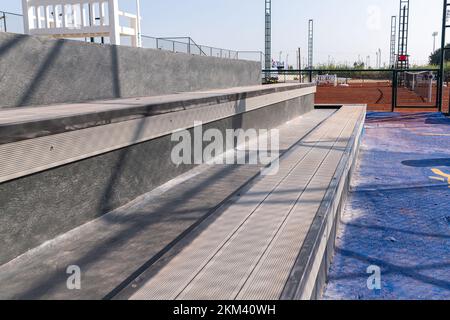 Coin salon pour les spectateurs avec terrasse composite à côté du court de tennis Banque D'Images