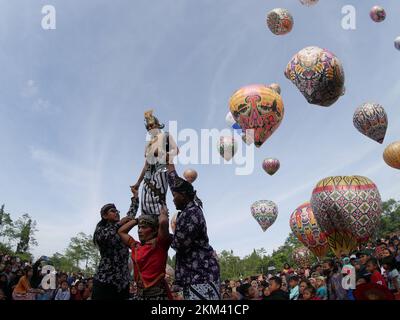 Les danseurs Lengger de Wonosobo Regency, Central Java, Indonésie dansent sur fond de ballons à air chaud Banque D'Images