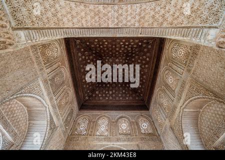 Grenade, Espagne - 22 novembre 2022 : détail plafond de la chambre du Palacio del generalife. Palais de l'Alhambra. Banque D'Images