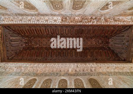 Grenade, Espagne - 22 novembre 2022 : détail plafond de la chambre du Palacio del generalife. Palais de l'Alhambra. Banque D'Images