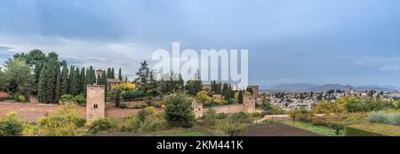 Grenade, Espagne - 22 novembre 2022 : vue panoramique des bâtiments fortifiés du palais de l'Alhambra et du quartier de l'Albaicin depuis Jardines del Generali Banque D'Images