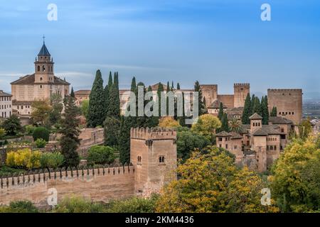 Grenade, Espagne - 22 novembre 2022 : vue sur les bâtiments fortifiés du palais de l'Alhambra et du quartier de l'Albaicin depuis les jardins Jardines del Generalife Banque D'Images