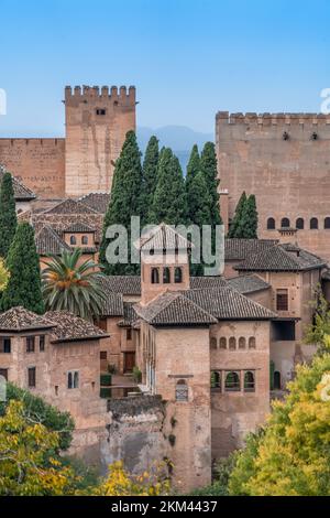 Grenade, Espagne - 22 novembre 2022 : vue sur les bâtiments fortifiés du palais de l'Alhambra et du quartier de l'Albaicin depuis les jardins Jardines del Generalife Banque D'Images
