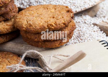 biscuits d'avoine avec adjonction de fruits secs et de divers types de noix, y compris les arachides, biscuits d'avoine de blé avec arachides Banque D'Images