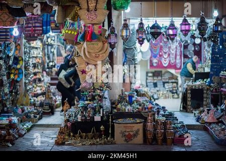 Marrakech, Maroc - 28 février 2022 : toutes sortes de souvenirs exposés dans une boutique de l'ancien quartier de Médina. Banque D'Images