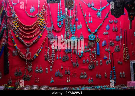 Marrakech, Maroc - 28 février 2022 : toutes sortes de souvenirs exposés dans une boutique de l'ancien quartier de Médina. Banque D'Images