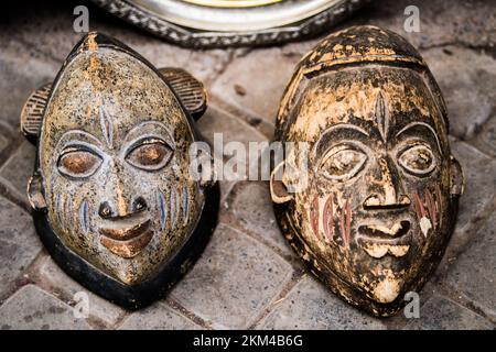 Marrakech, Maroc - 28 février 2022 : toutes sortes de souvenirs exposés dans une boutique de l'ancien quartier de Médina. Banque D'Images