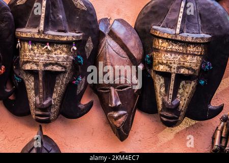 Marrakech, Maroc - 28 février 2022 : toutes sortes de souvenirs exposés dans une boutique de l'ancien quartier de Médina. Banque D'Images