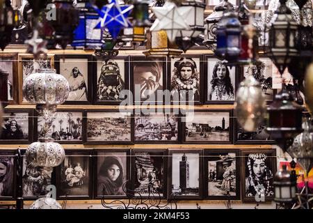 Marrakech, Maroc - 28 février 2022 : toutes sortes de souvenirs exposés dans une boutique de l'ancien quartier de Médina. Banque D'Images