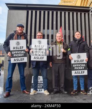 Londres, Royaume-Uni. 26th novembre 2022. Les membres de l'ASLEF (Associated Society of Locomotive Engineers and Firemen) détiennent des plaques de piquetage à la gare de King's Cross, alors que le syndicat des conducteurs de train poursuit ses grèves sur salaire. Crédit : SOPA Images Limited/Alamy Live News Banque D'Images