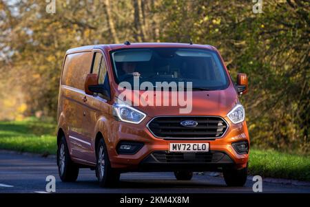 Fourgonnette 2022 orange diesel Ford Transit CUSTOM 320LEADER EBLUE Banque D'Images