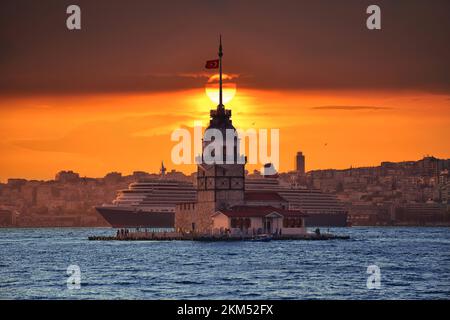 Coucher de soleil sur le Bosphore avec la célèbre Tour de la Maiden (Kiz Kulesi) également connue sous le nom de Tour de la Leander, symbole d'Istanbul, Turquie. Banque D'Images