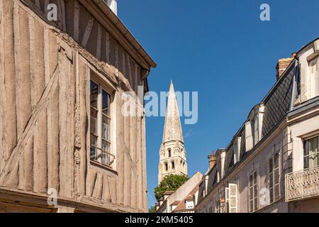 La vieille ville d'Auxerre avec l'église Tour Saint-Jean, France Banque D'Images