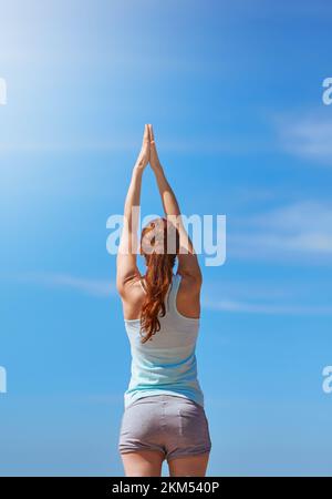 Femme, exercice et yoga pour la méditation avec les mains dans l'air contre le ciel bleu pour la liberté, la santé et le bien-être en plein air. Modèle de forme physique dans la pose de prière pour Banque D'Images