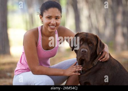 Femme, chien ou collage dans la nature remise en forme, entraînement ou entraînement dans les bois de campagne, le parc de jardin brésilien ou le sentier de forêt. Portrait de coureur, sourire heureux Banque D'Images