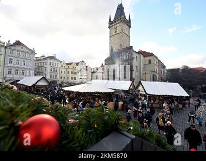 Prague, République tchèque. 26th novembre 2022. Des marchés de Noël ont été ouverts sur la place de la vieille ville à Prague, en République tchèque, sur 26 novembre 2022. Crédit : Katerina Sulova/CTK photo/Alamy Live News Banque D'Images