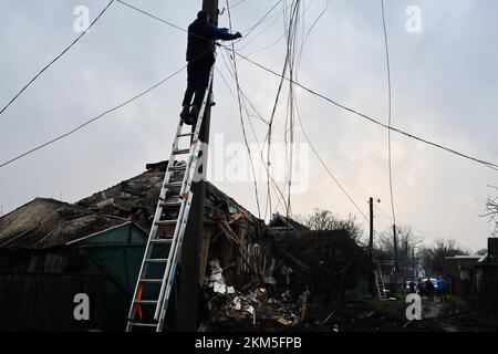 Kramatorsk, Ukraine. 25th novembre 2022. Un technicien restaure les lignes Internet après les bombardements russes à Kramatorsk. Les infrastructures énergétiques de l'Ukraine sont de nouveau attaquées par la Russie cette semaine, laissant des millions de personnes sans pouvoir. Alors que les températures descendent en dessous du point de congélation dans tout le pays, il y a des craintes que Moscou - qui a du mal à gagner la guerre qu'elle a commencée - soit « l'hiver de l'armement ». Et il n'est nulle part plus clair à quoi cela pourrait ressembler que dans les villes situées le long de la ligne de front à l'est. Crédit : SOPA Images Limited/Alamy Live News Banque D'Images