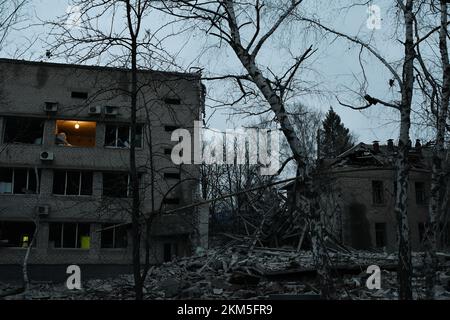 Kramatorsk, Ukraine. 25th novembre 2022. Vue d'un bâtiment municipal lourdement endommagé par les bombardements russes à Kramatorsk. Les infrastructures énergétiques de l'Ukraine sont de nouveau attaquées par la Russie cette semaine, laissant des millions de personnes sans pouvoir. Alors que les températures descendent en dessous du point de congélation dans tout le pays, il y a des craintes que Moscou - qui a du mal à gagner la guerre qu'elle a commencée - soit « l'hiver de l'armement ». Et il n'est nulle part plus clair à quoi cela pourrait ressembler que dans les villes situées le long de la ligne de front à l'est. Crédit : SOPA Images Limited/Alamy Live News Banque D'Images