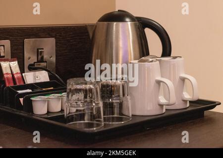 Cafetière et théière, verres et bouilloire dans la chambre d'hôtel - chaîne d'hôtels britannique Premier Inn Banque D'Images