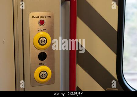 Boutons de porte en train au Royaume-Uni avec boutons d'ouverture et de fermeture visibles Banque D'Images