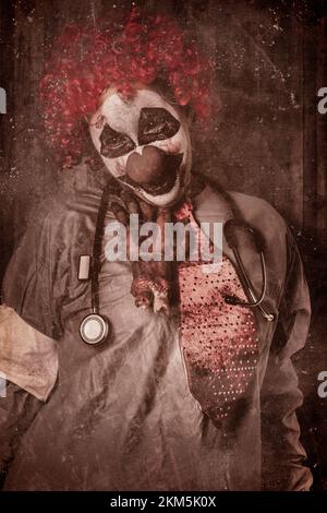 Funny portrait d'un clown maléfique vintage doctor getting calées par un coupé la main à l'intérieur de la clinique de l'autopsie. Attaque de vengeance Banque D'Images