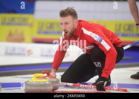 Le skipper suisse Yannick Schwallerhe lors du match pour la médaille d'or entre l'Écosse et la Suisse aux Championnats d'Europe de curling qui se déroulent à OS Banque D'Images