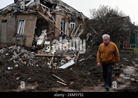 Kramatorsk, Ukraine. 19th novembre 2022. Un homme passe devant une maison privée endommagée par des bombardements russes à Kramatorsk. Les infrastructures énergétiques de l'Ukraine sont de nouveau attaquées par la Russie cette semaine, laissant des millions de personnes sans pouvoir. Alors que les températures descendent en dessous du point de congélation dans tout le pays, il y a des craintes que Moscou - qui a du mal à gagner la guerre qu'elle a commencée - soit « l'hiver de l'armement ». Et il n'est nulle part plus clair à quoi cela pourrait ressembler que dans les villes situées le long de la ligne de front à l'est. (Credit image: © Andriy Andriyenko/SOPA Images via ZUMA Press Wire) Banque D'Images